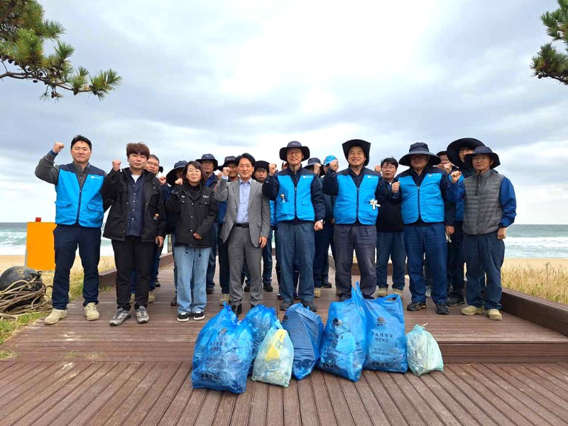 5. 한국석유공사 동해지사, G9 KNOC 플로깅 및 생물 다양성 보존캠페인 펼쳐 (2).jpg