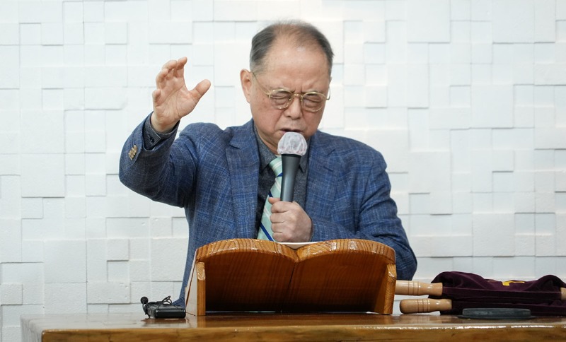 축도 직전회장 윤석현 목사.jpg