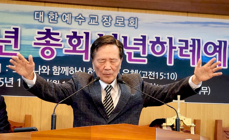 축도 증경총회장 강대일 목사.jpg