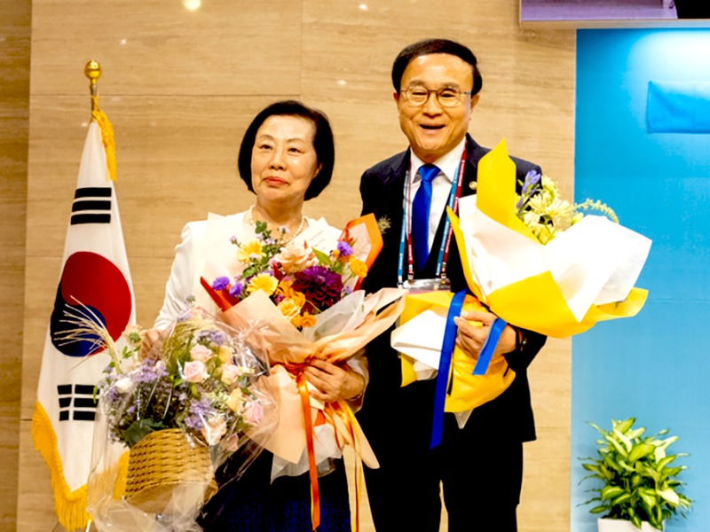 기침 115차 총회장 최인수 목사 부부.jpg