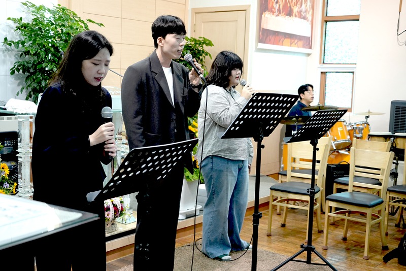 01청년찬양팀 찬양인도.JPG