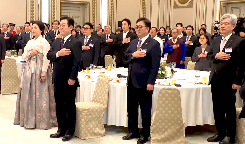 청와대 신년인사회_국민의례(이 사진은 KBS 뉴스 영상을 캡쳐한 것입니다. 사용시 반드시 출처를 표기해 주세요).png