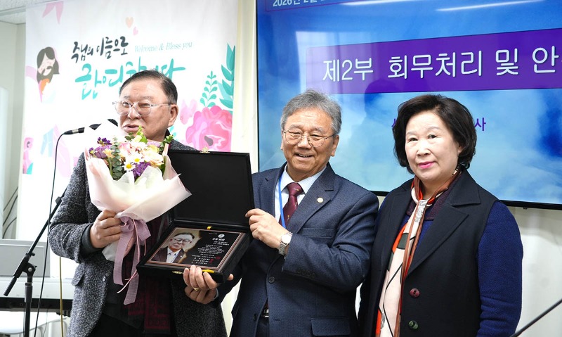 증경총재패 전달 정기남 목사.jpg