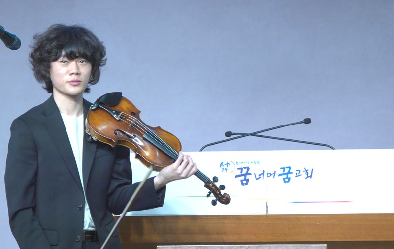 바이올린 연주 김범서 청년.jpg